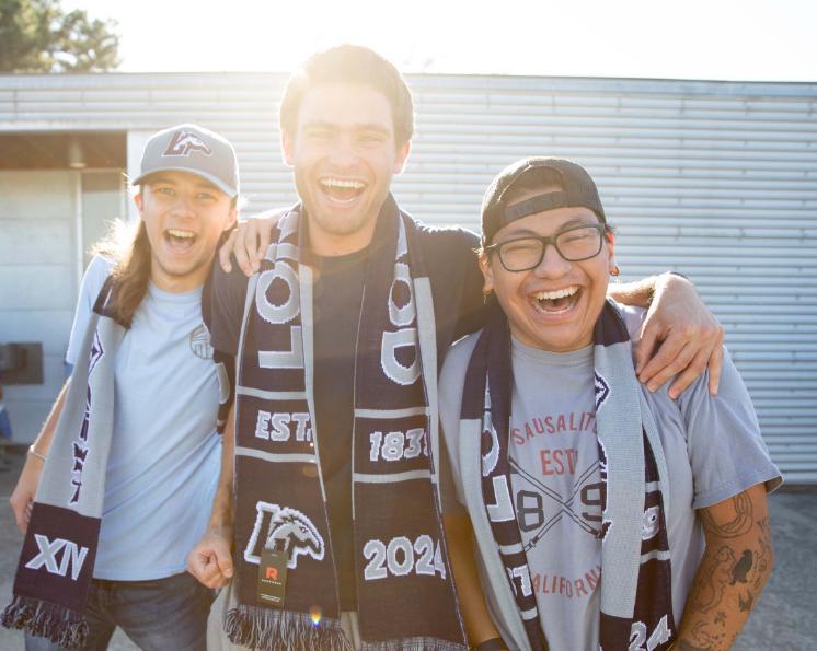 Students with Longwood scarves