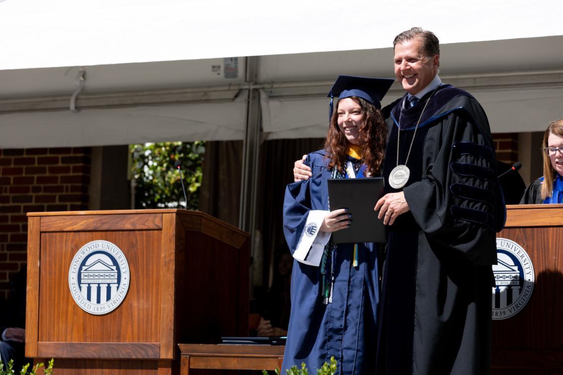 Senior Class President Grace Ashbrook ’26 receives the Sally Barksdale Hargrett ’21 Prize for Academic Excellence from President W. Taylor Reveley IV.