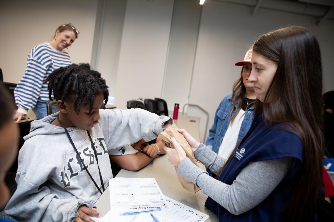 Longwood alumna and graduate student Skylar Hartman ‘24 took fourth-graders from Prince Edward County Elementary School through activities related to her work as a communication sciences and disorders student.